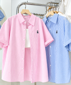 Áo Sơ Mi Nữ Form Rộng Kẻ Sọc Tay Ngắn Thêu Gấu – Áo Sơ Mi Oversize Hàn Quốc Trẻ Trung